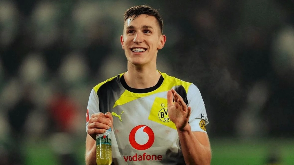 Nico Schlotterbeck jugando un partido con el Borussia Dortmund.