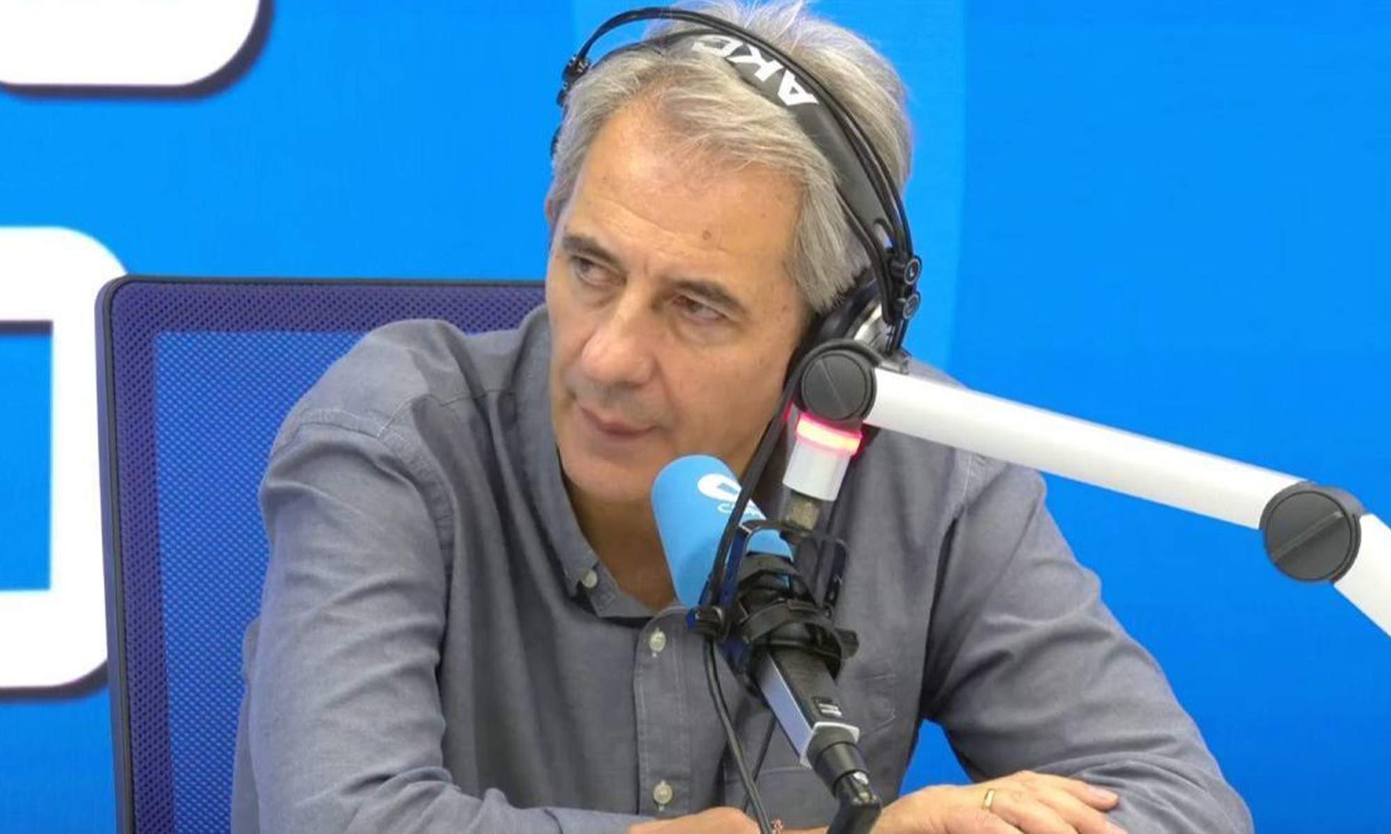 Manolo Lama concediendo una entrevista para COPE. 