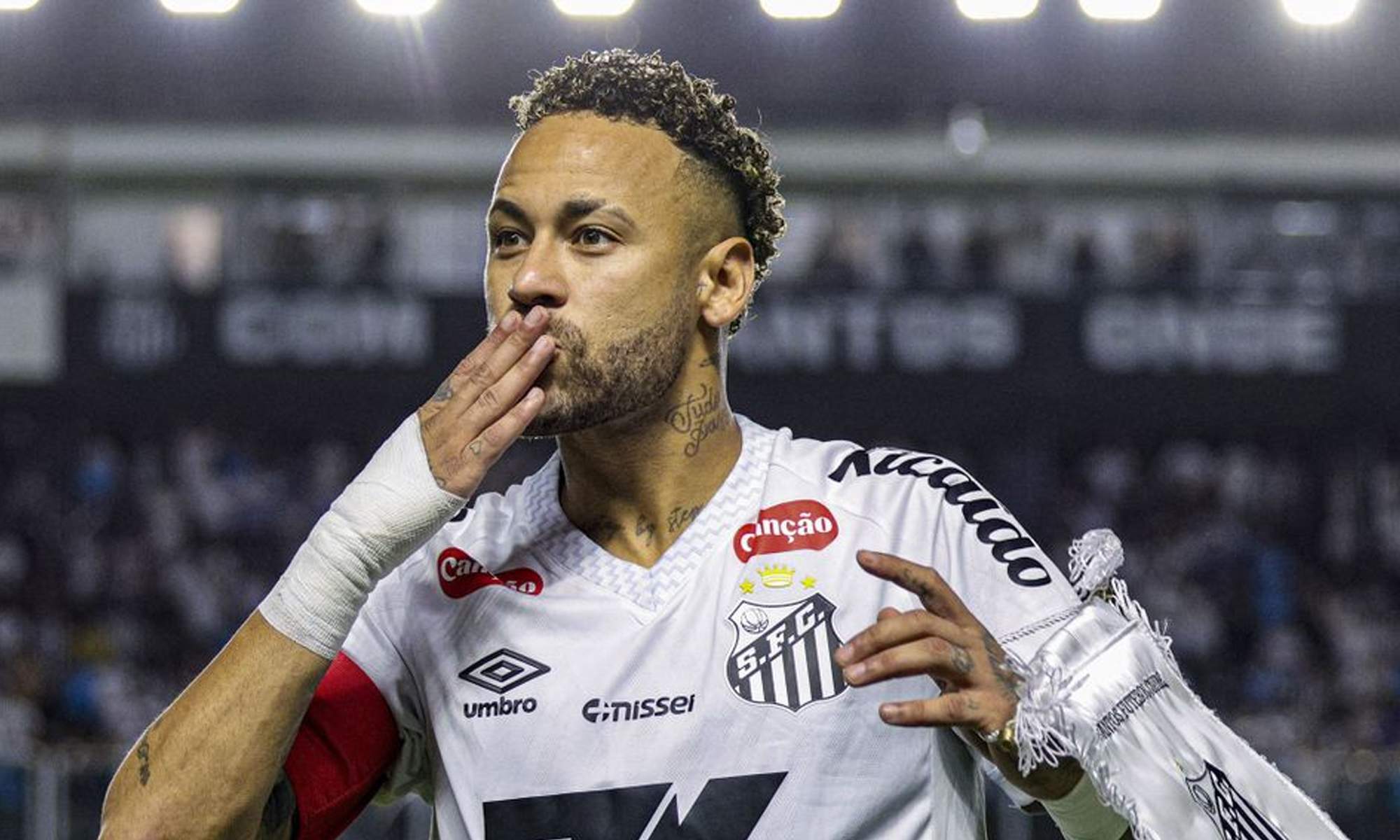 Neymar Júnior celebrando un gol con el Santos.