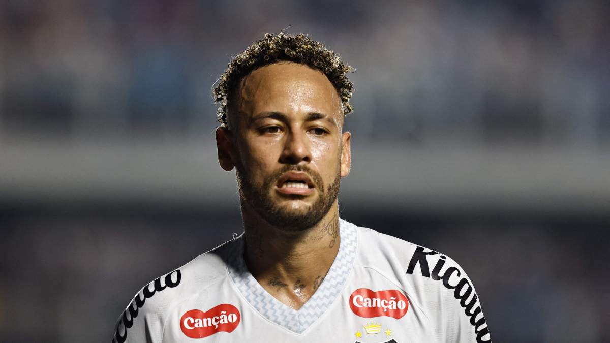Neymar Júnior jugando un partido con el Santos en la última temporada.