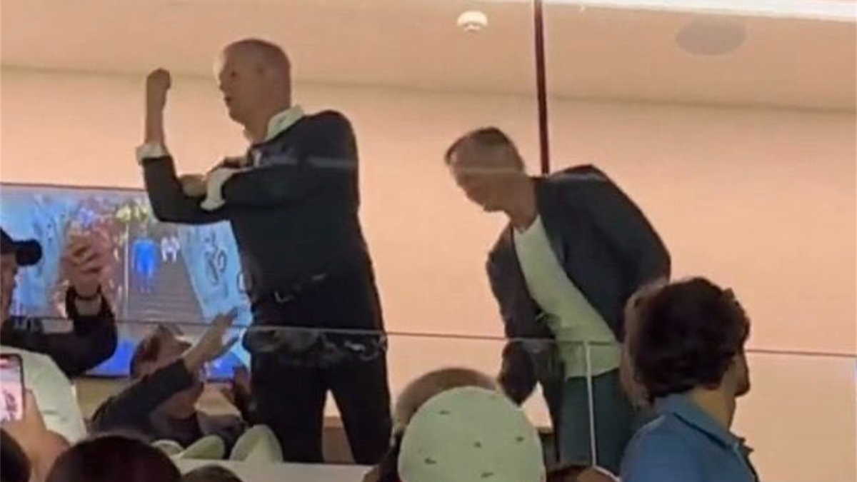 Alfie Haaland haciendo un corte de manga en el Santiago Bernabéu.