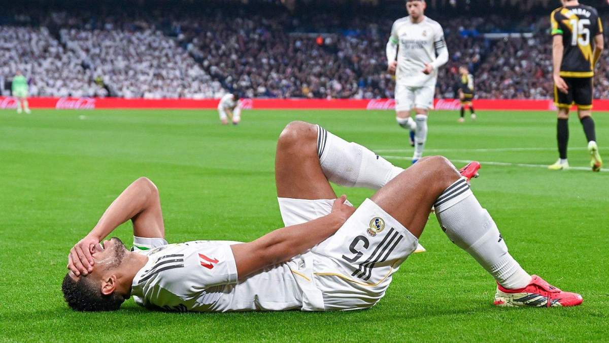 Jude Bellingham con gestos de dolor después de lesionarse contra el Rayo Vallecano. 