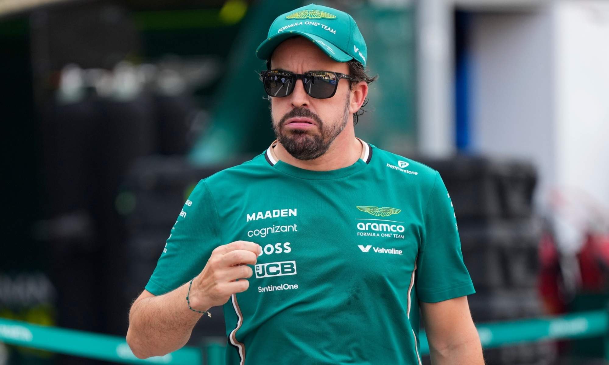 Fernando Alonso olvida los problemas del AMR26 tras un test nefasto: 50 vueltas y ya supera los 300 kilómetros por hora
