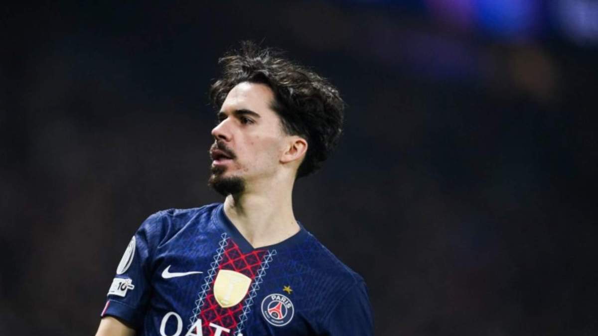 Vitinha durante un partido del PSG
