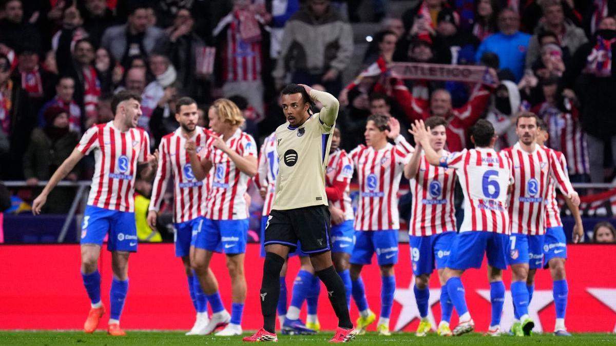 Koundé lamentándose tras un gol del Atlético de Madrid
