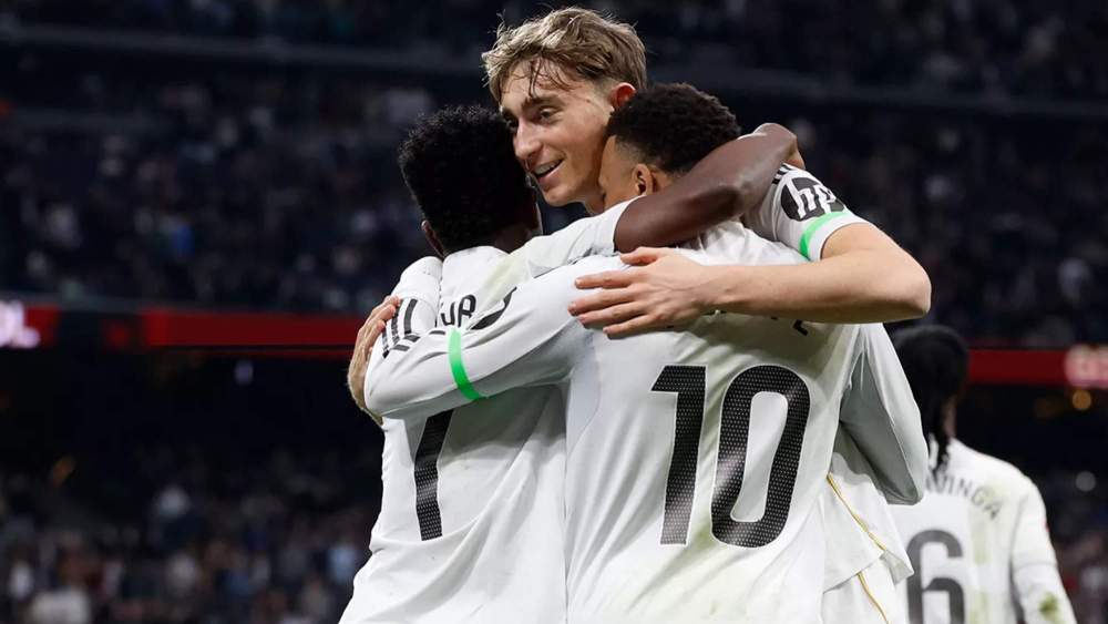 Dean Huijsen, Vinicius Junior y Kylian Mbappé, celebrando un gol con el Real Madrid durante un partido de esta temporada.