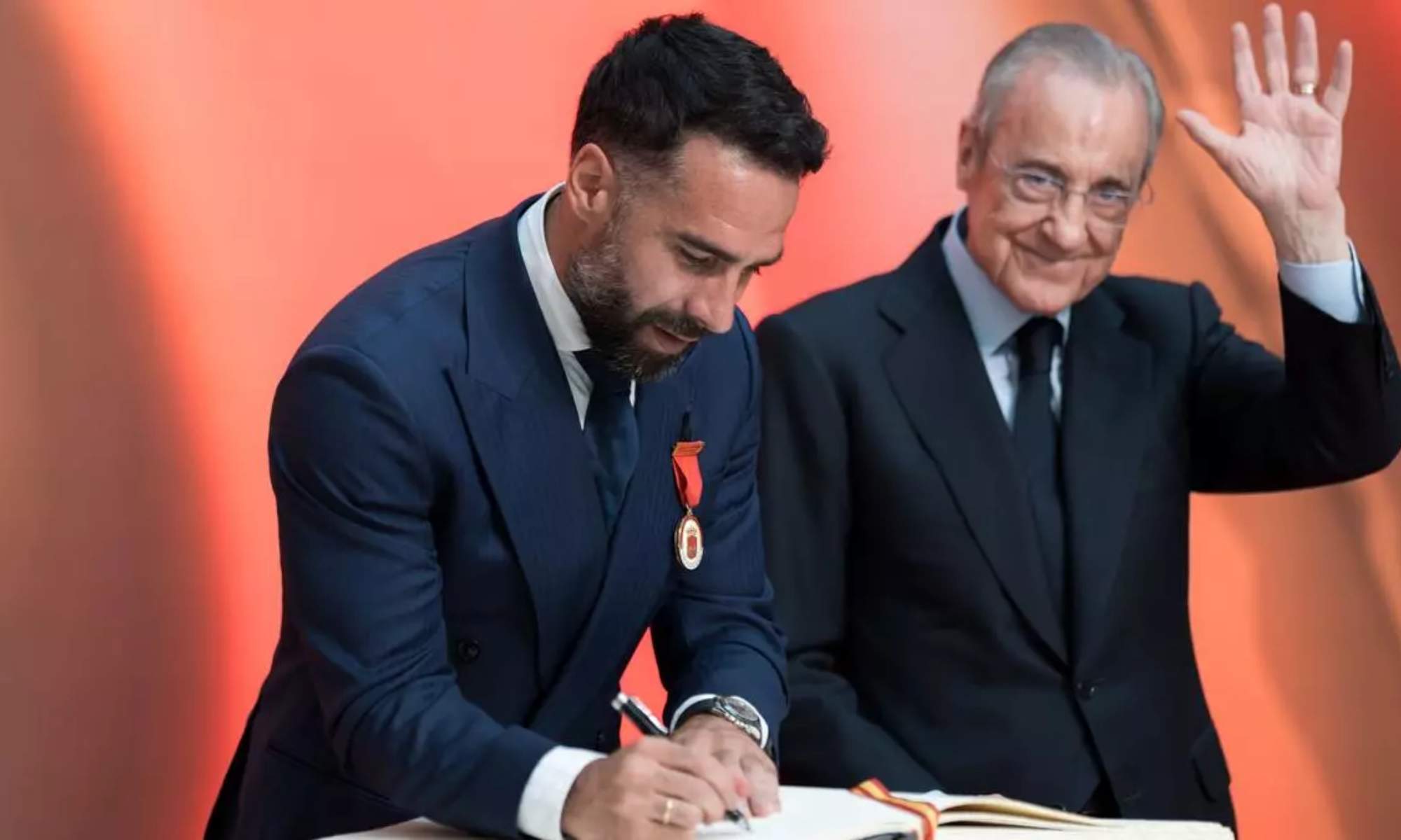 Dani Carvajal y Florentino Pérez, durante el acto de entrega de la Medalla de Oro de la Comunidad de Madrid al futbolista.
