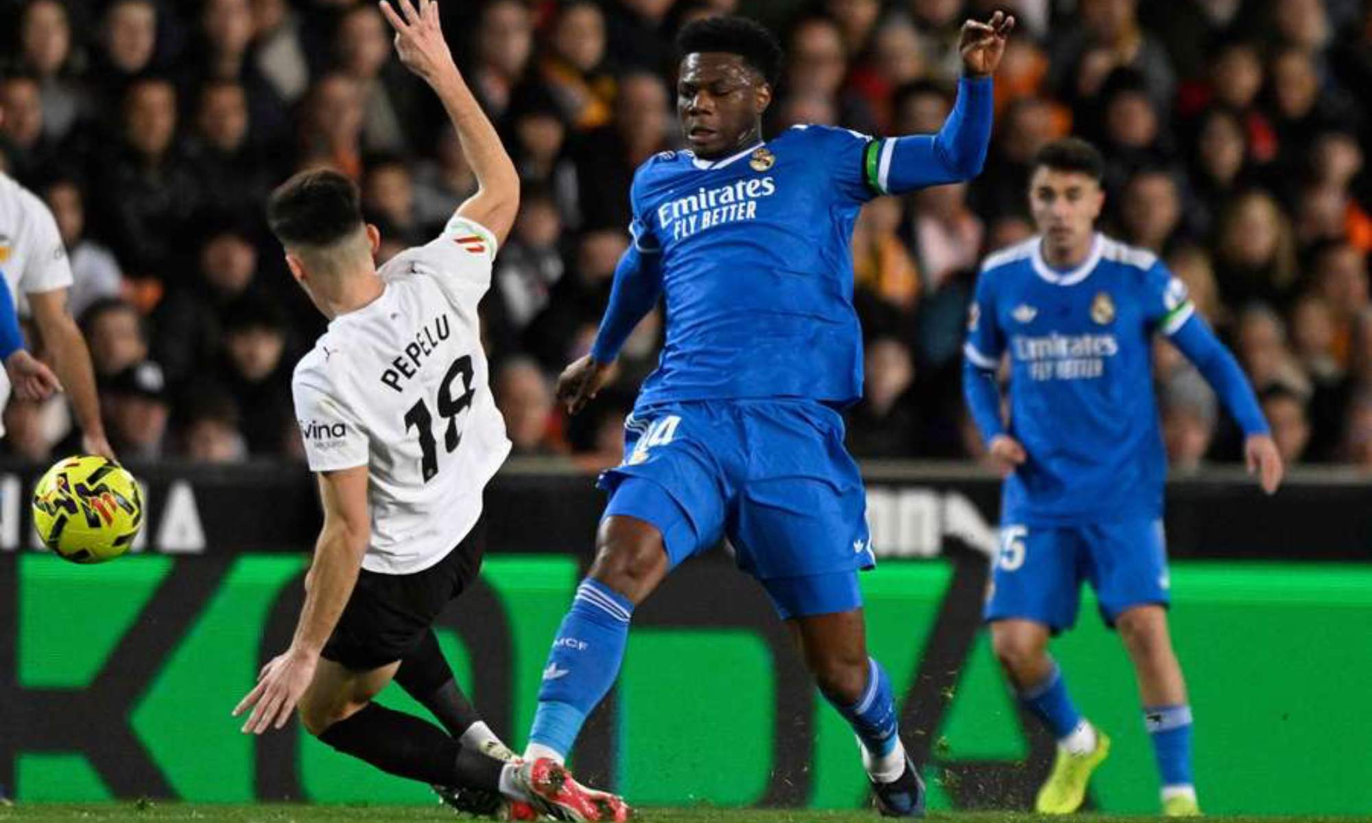 Aurelién Tchouameni, en una acción con Pepelu en la disputa de un balón, durante el último partido del Real Madrid en Liga ante el Valencia en Mestalla.