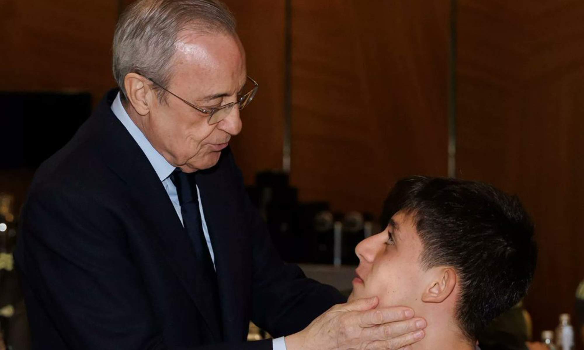 Florentino Pérez, mostrándose cariñoso con Arda Güler durante una concentración previa a un partido del Real Madrid.