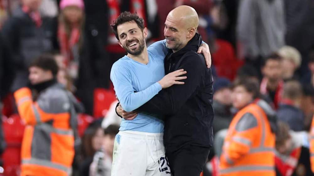 Bernardo Silva y Pep Guardiola, celebrando el triunfo reciente del Manchester City en Anfield contra el Liverpool (1-2).