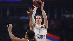 Mario Hezonja, anotando una canasta en el partido de este viernes ante el Partizán.