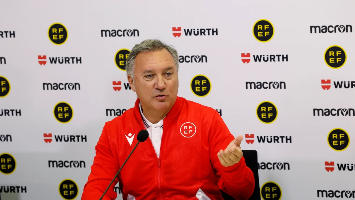 Medina Cantalejo hablando en rueda de prensa. 