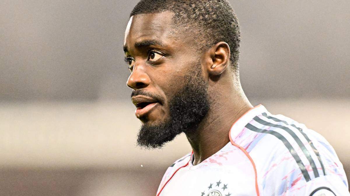 Upamecano jugando un partido con el Bayern Múnich.