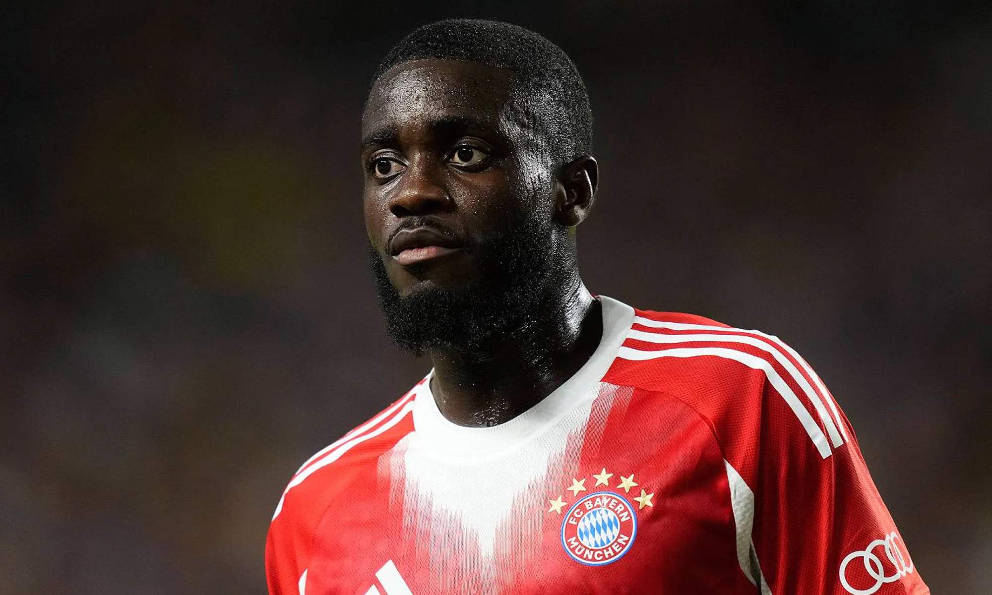 Dayot Upamecano jugando un partido con el Bayern Múnich.