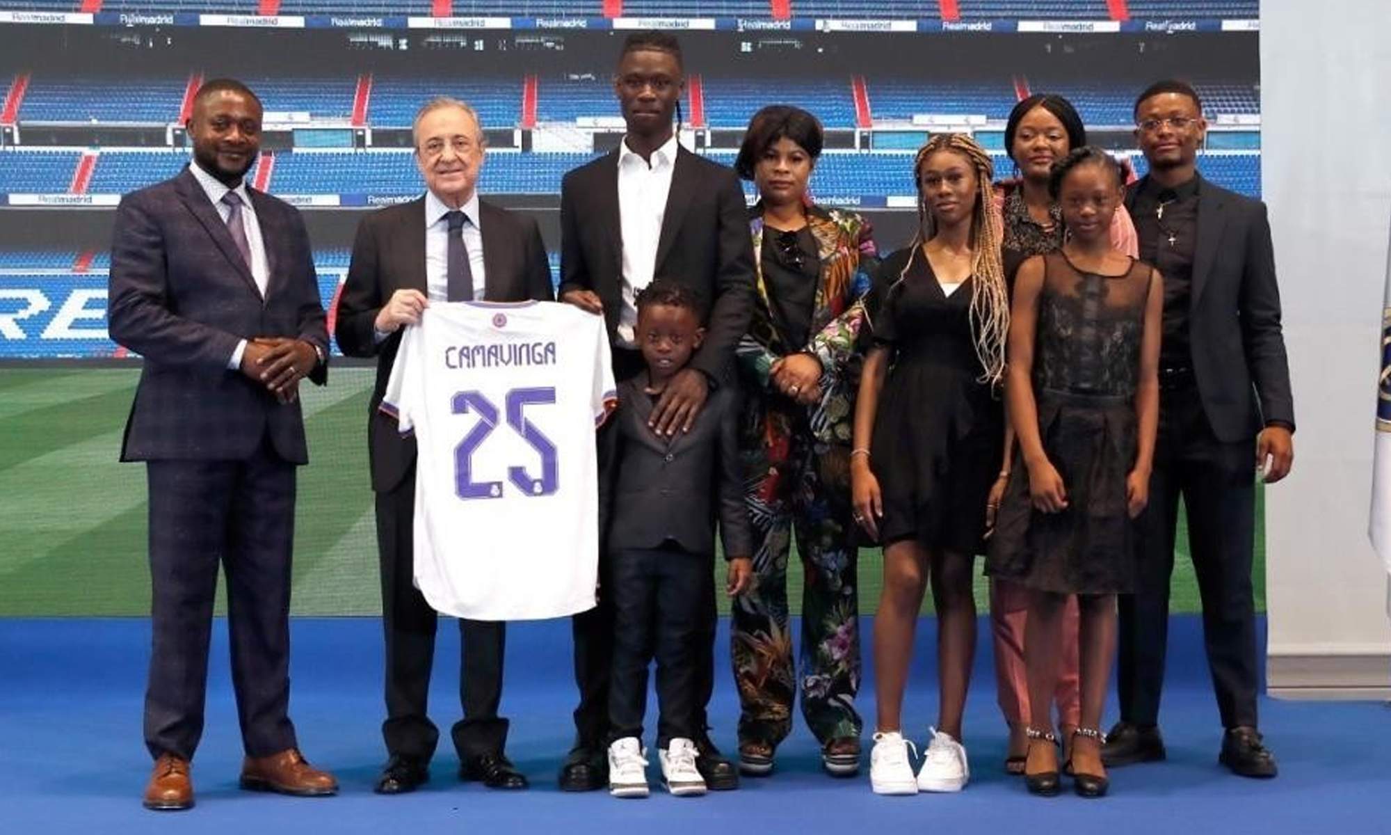 Eduardo Camavinga y su familia en la presentación con el Real Madrid.
