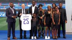 Eduardo Camavinga y su familia en la presentación con el Real Madrid. Eduardo Camavinga y su familia en la presentación con el Real Madrid.