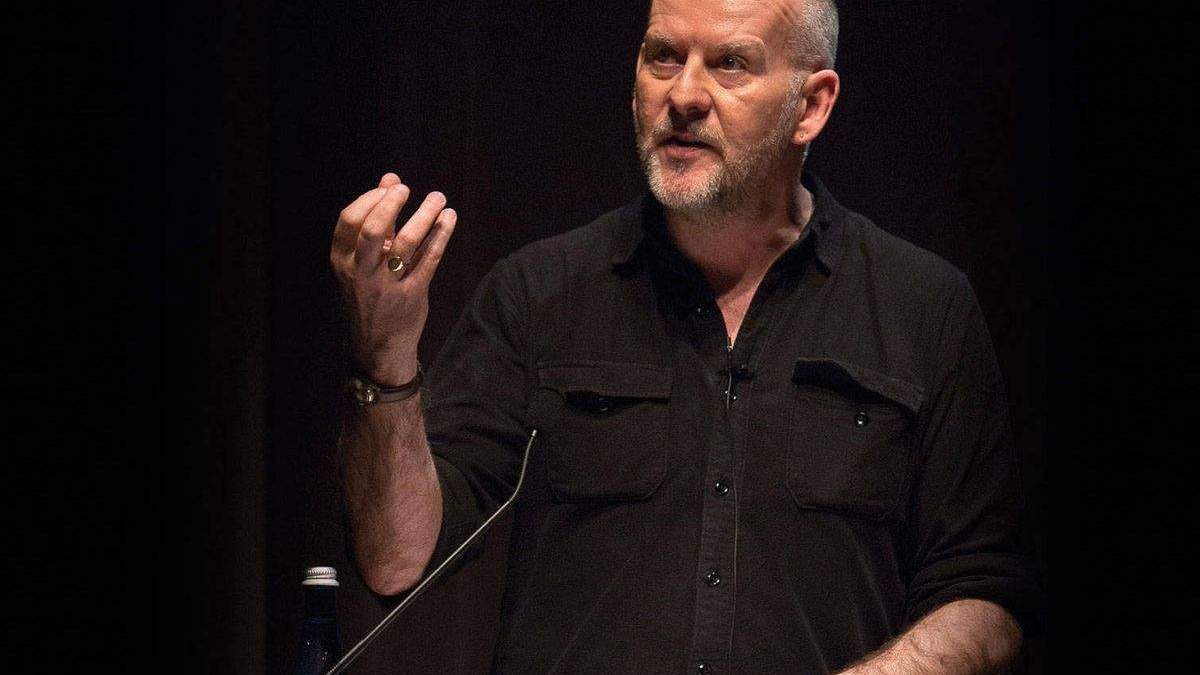 Simon Critchley hablando sobre filosofía.