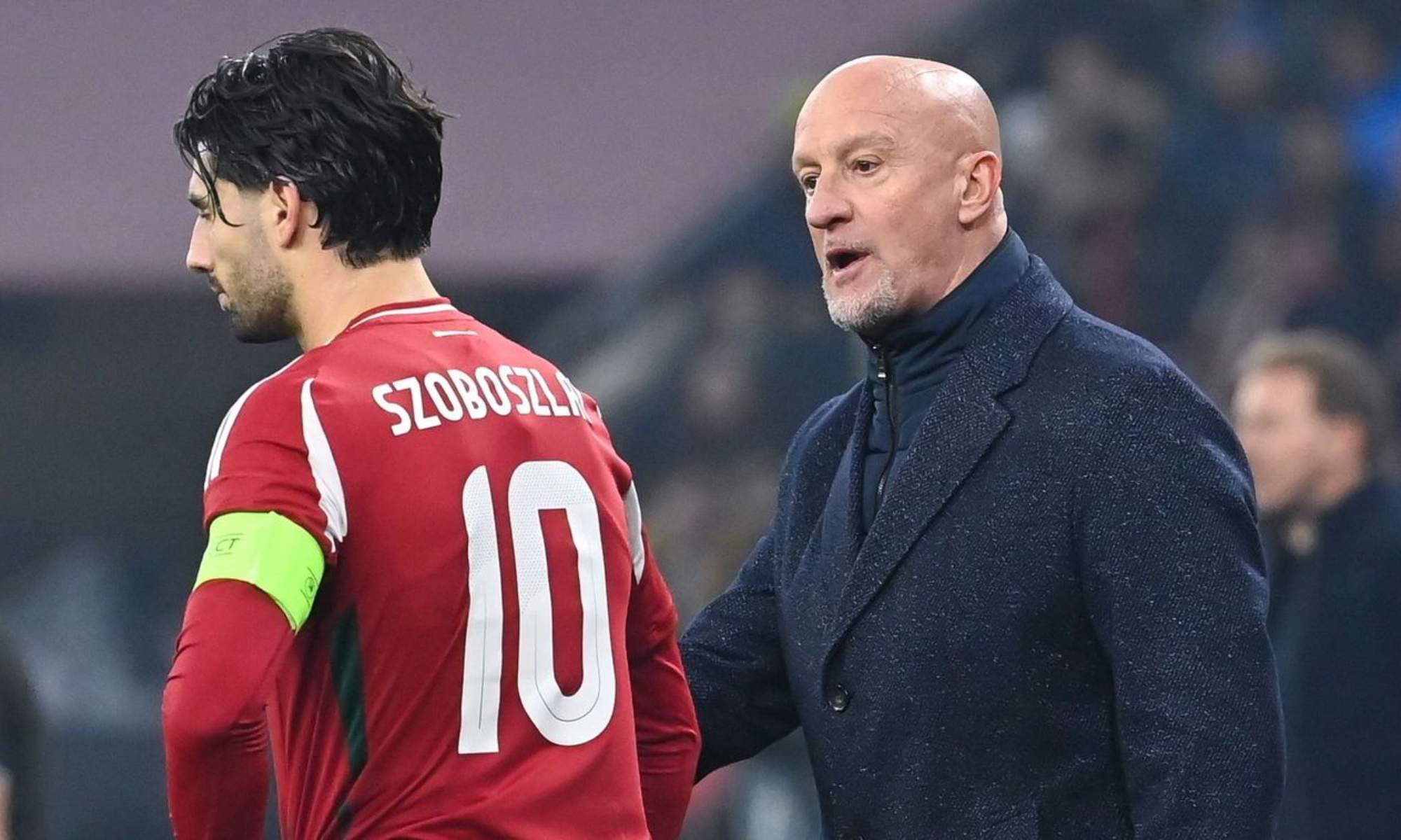 Marco Rossi, hablando con Dominik Szoboszlai durante un partido de la Selección húngara.