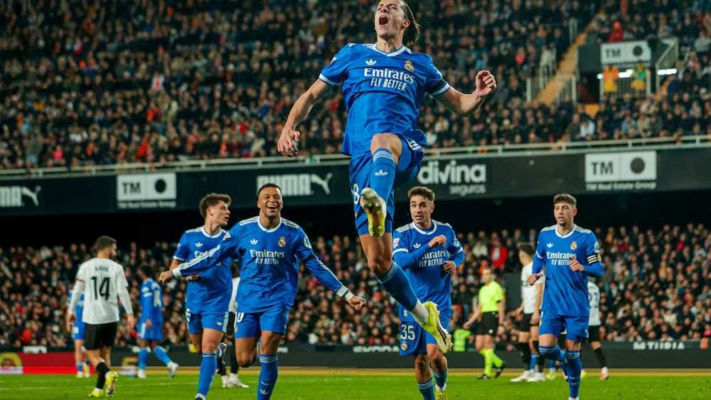 El Real Madrid viene de ganar al Valencia en Mestalla con goles de Álvaro Carreras y Kylian Mbappé.