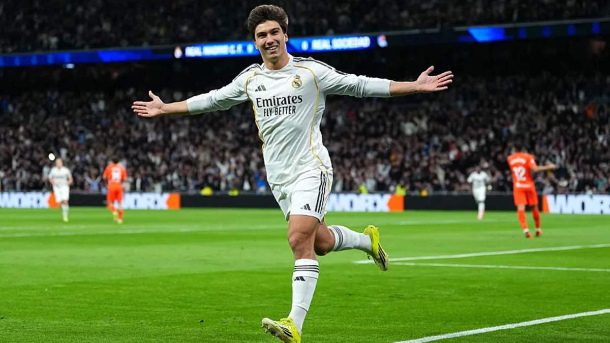 Gonzalo García, celebrando después de hacer el primer gol del encuentro de esta noche ante la Real Sociedad.