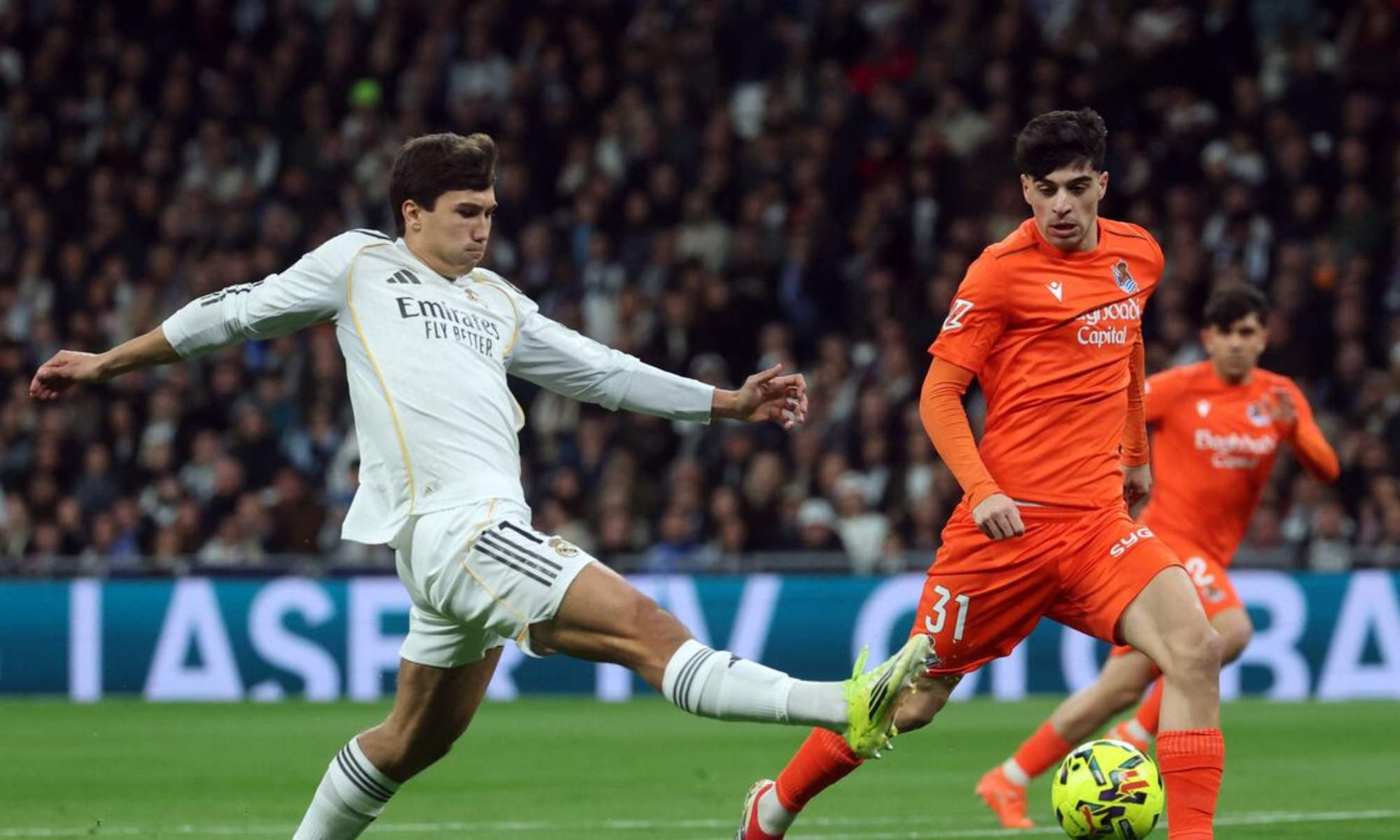 Gonzalo García, en el momento de su chute ante Remiro para colocar el primer gol del partido entre el Real Madrid y la Real Sociedad.