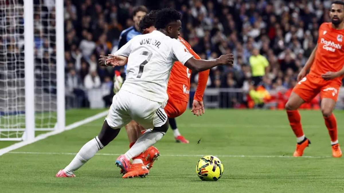 El penalti cometido de Jon Aramburu sobre Vinicius Junior.