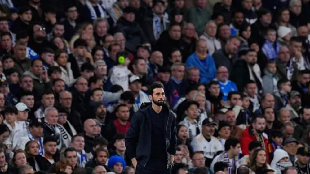 Álvaro Arbeloa, en el área técnica del Santiago Bernabéu siguiendo el partido del Real Madrid contra la Real Sociedad.