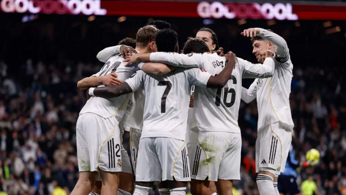 Huijsen celebrando un gol con el resto de sus compañeros