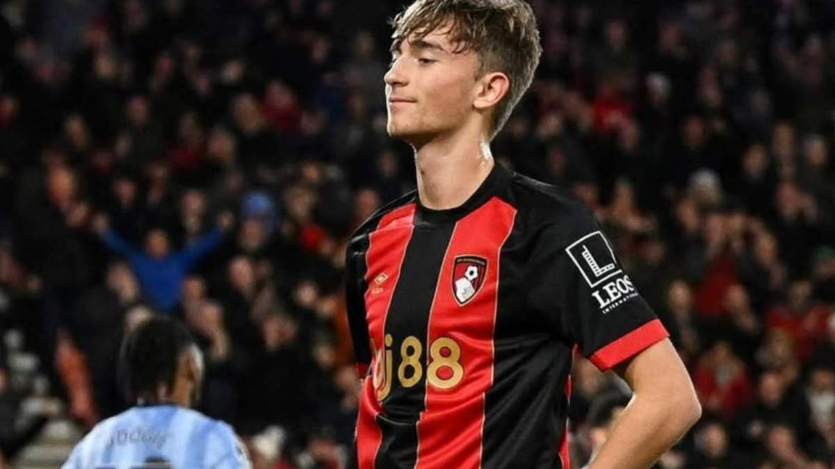 Huijsen en un partido con el Bournemouth