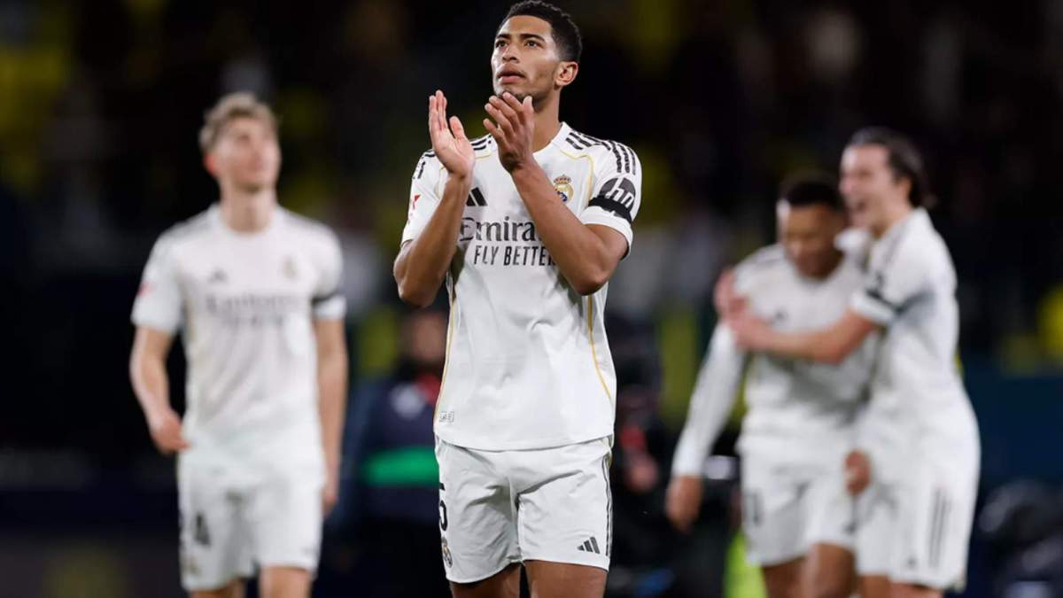 Bellingham aplaudiendo a la afición madridista presente en el Estadio de La Cerámica