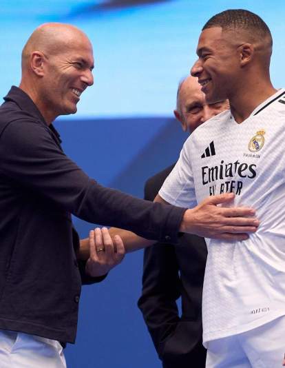 Zinedine Zidane y Kylian Mbappé en su presentación con el Real Madrid.