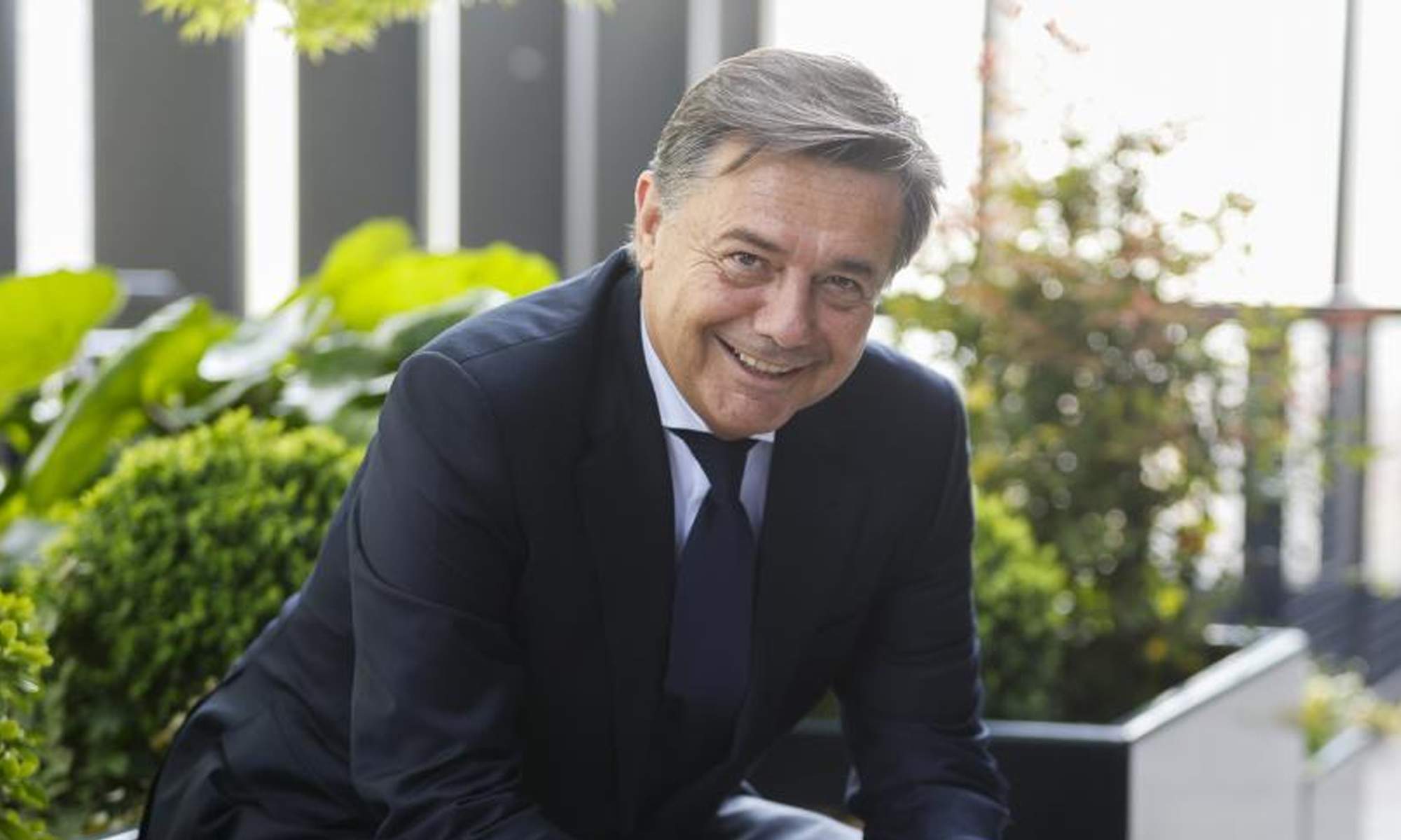 Doctor Mihic posando para una entrevista. 