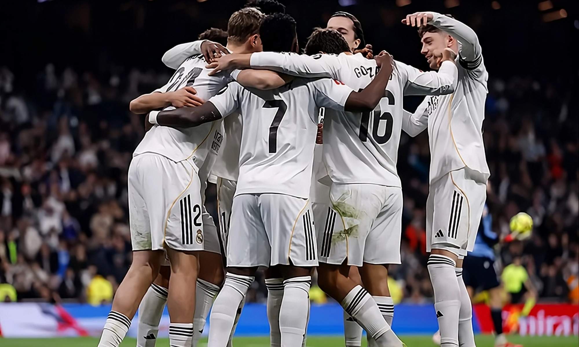 Los futbolistas del Real Madrid celebran uno de los goles anotados ante la Real Sociedad en el partido de Liga de este sábado.