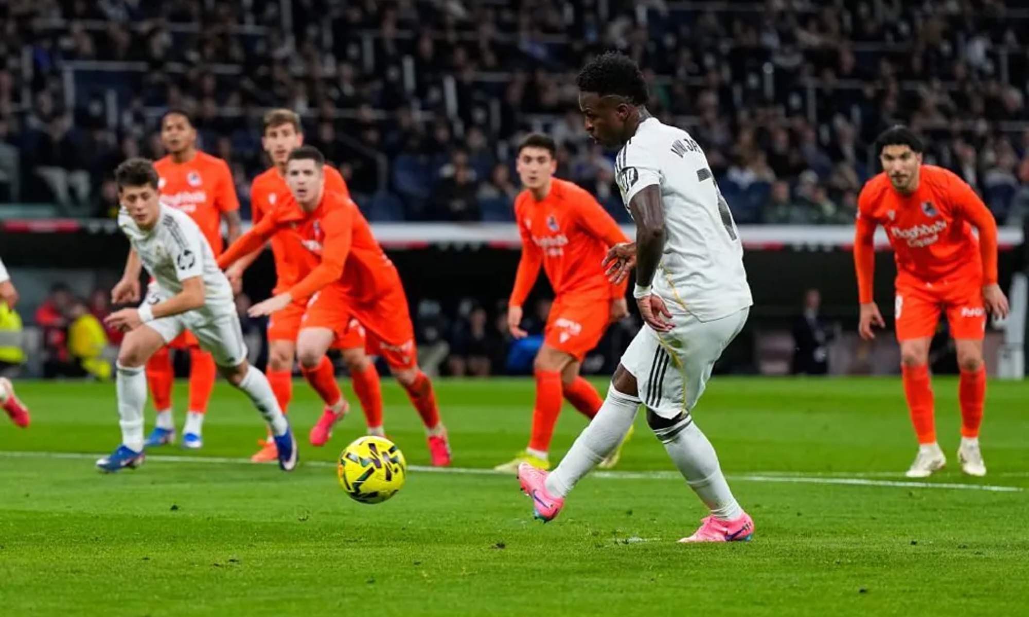 Vinicius Junior, lanzando el primer penalti que anotó ante la Real Sociedad. Vinicius Junior, lanzando el primer penalti que anotó ante la Real Sociedad.