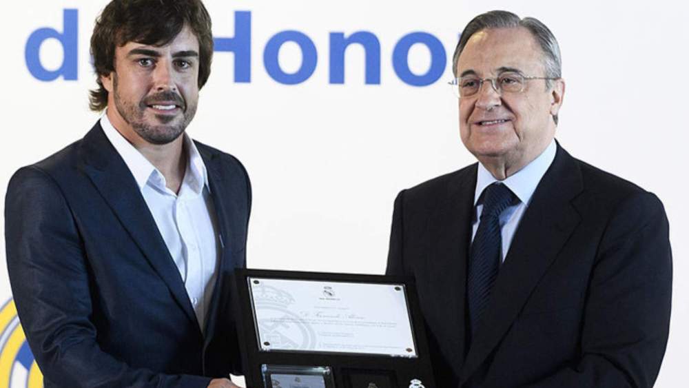 Florentino Pérez entrega la insignia de socio de honor del Real Madrid a Fernando Alonso en 2017.