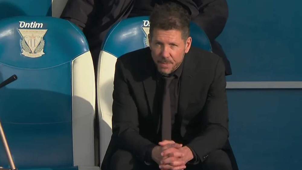 Diego Pablo Simeone, en el banquillo del Atlético después del 2-0 del Rayo.