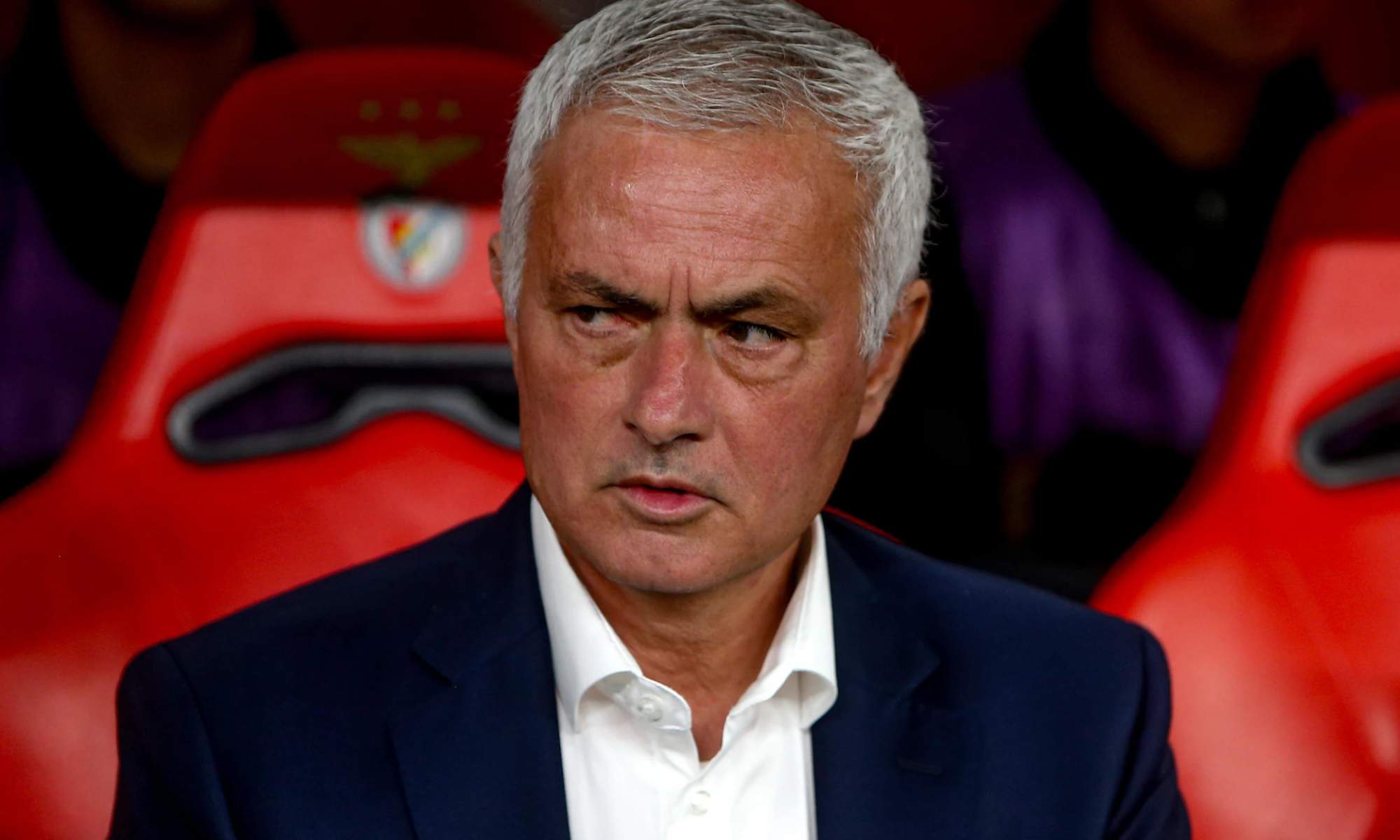 José Mourinho, en el banquillo durante un partido del Benfica esta temporada.