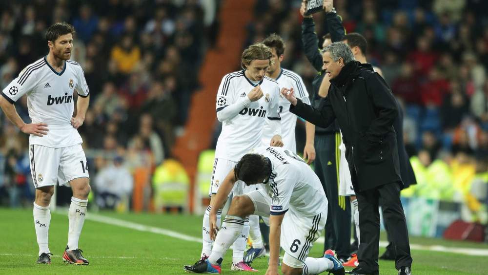 José Mourinho, dando indicaciones a Luka Modric durante un partido del Real Madrid la década pasada.