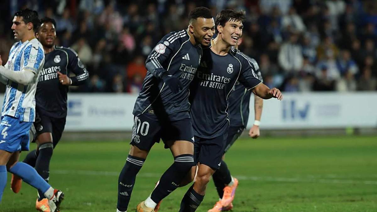 Mbappé celebrando junto a Gonzalo uno de sus goles contra el Talavera