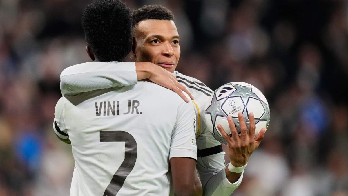 Mbappé y Vinicius abrazándose tras un gol