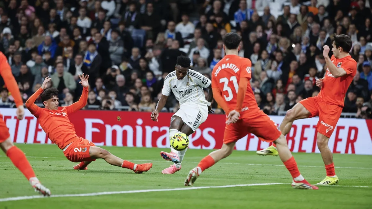 Vinícius Júnior tirando a puerta contra la Real Sociedad. 