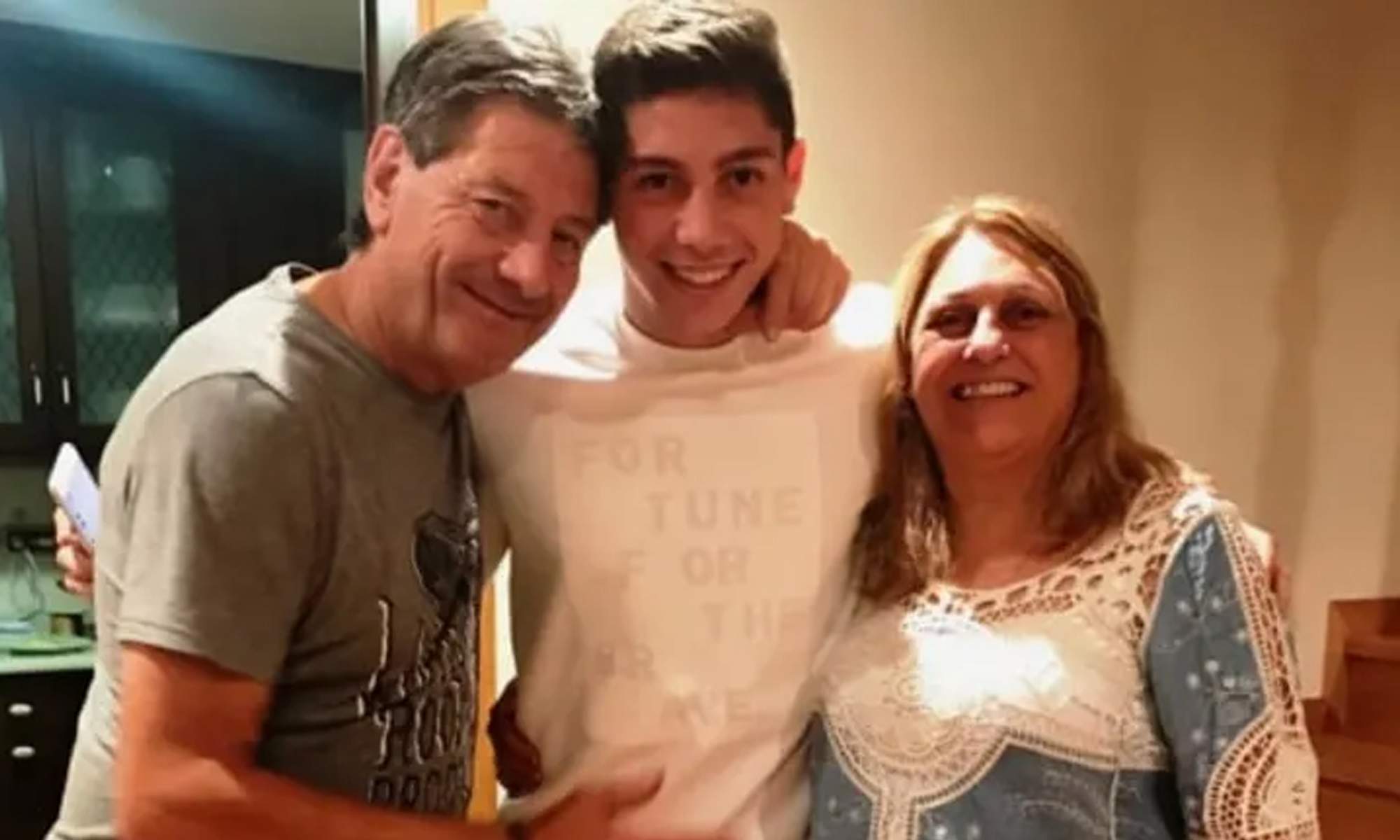 Fede Valverde con sus padres.