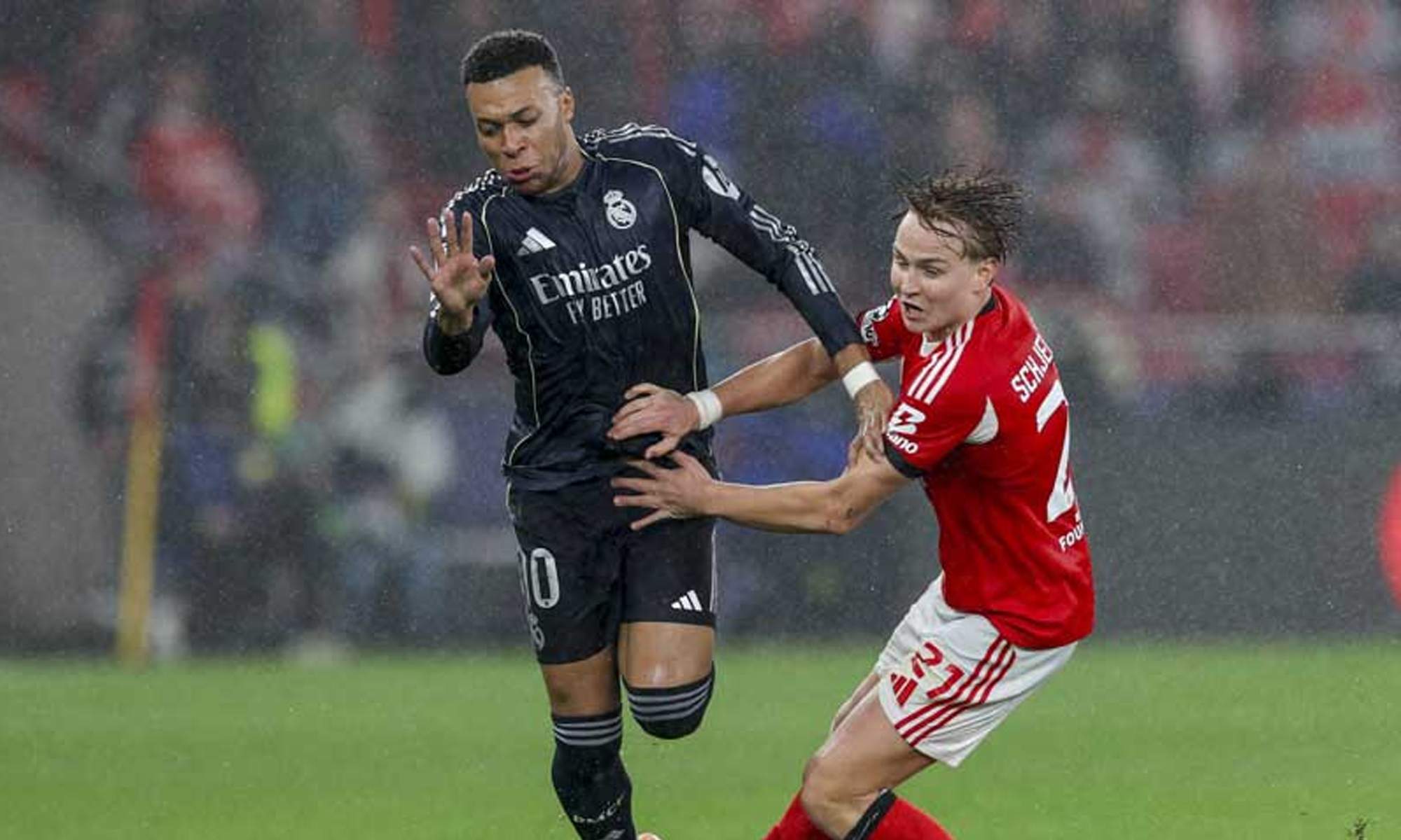 Kylian Mbappé jugando contra el Benfica.