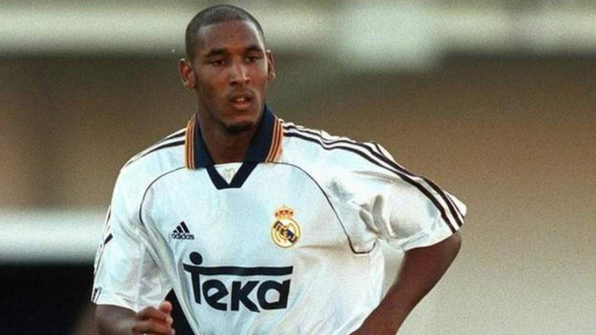 Anelka jugando un partido con el Real Madrid.