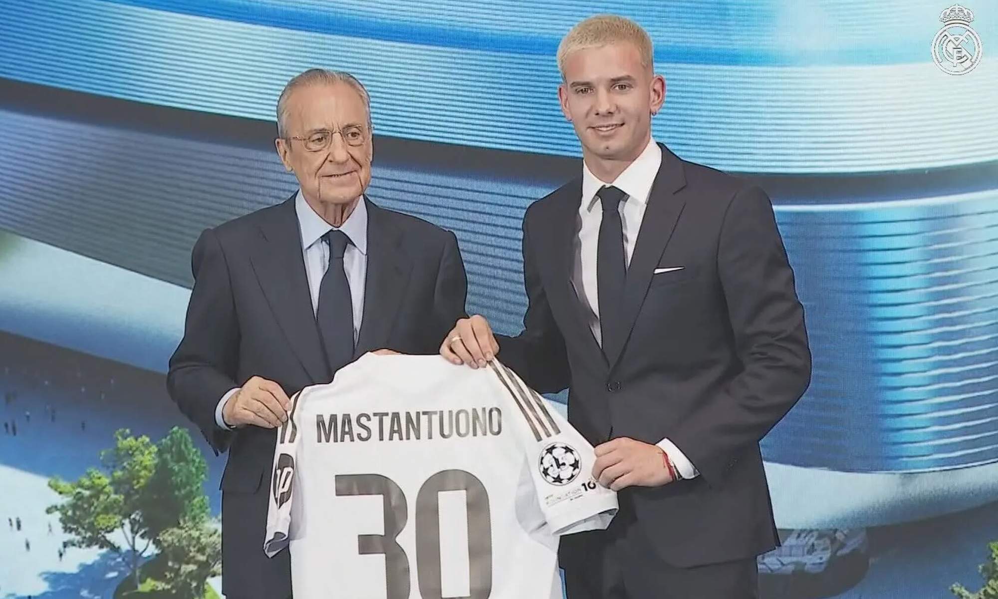 Florentino Pérez y Franco Mastantuono con una camiseta del Real Madrid.