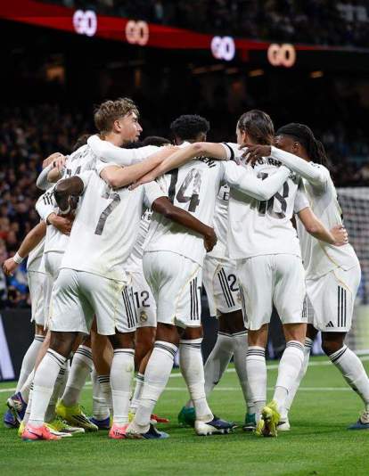 Jugadores del Real Madrid celebrando un gol.