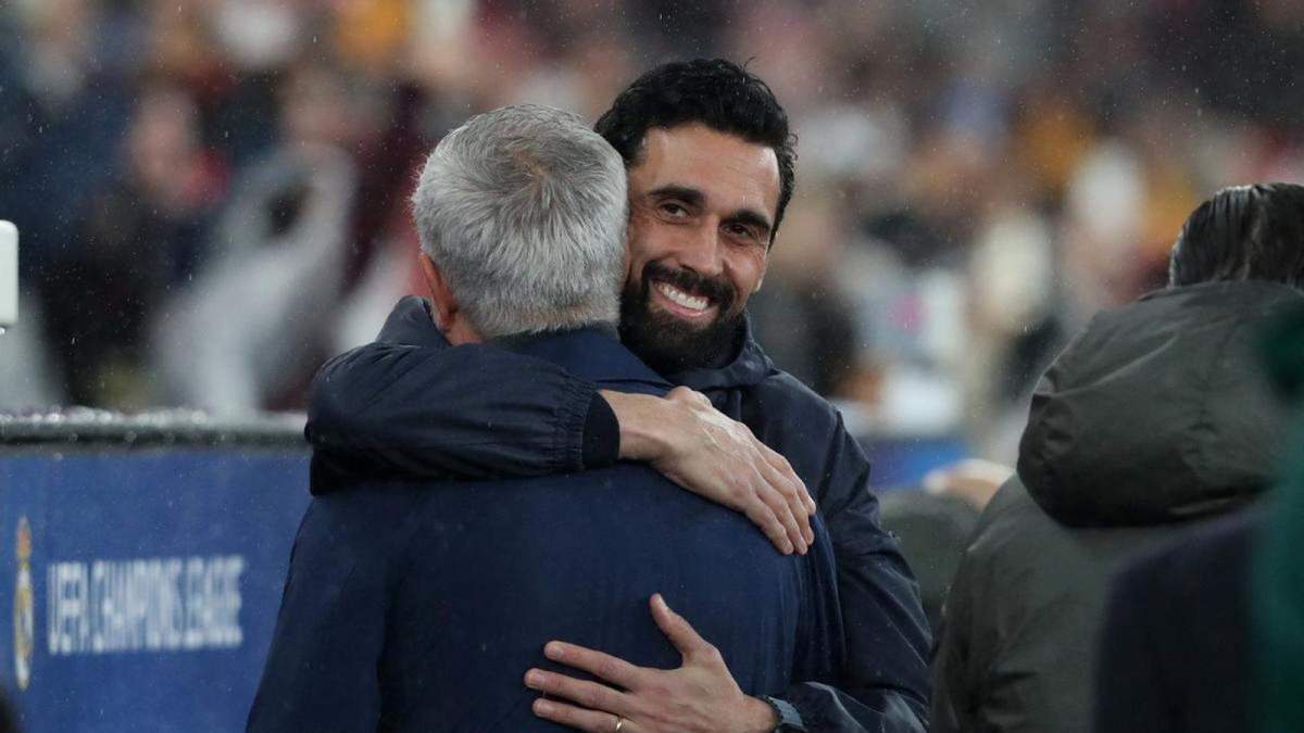 Mourinho y Arbeloa abrazándose en el último Benfica Real Madrid
