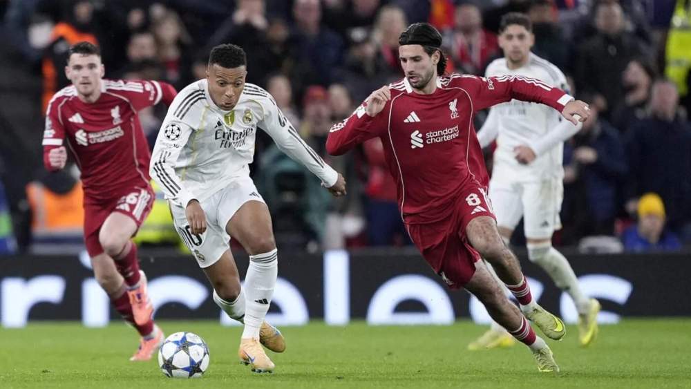 Dominik Szoboszlai, intentando disputar la pelota con Kylian Mbappé en el partido entre el Liverpool y el Real Madrid del noviembre pasado.