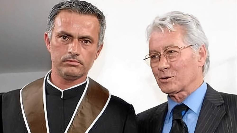 José Mourinho, en una fotografía con su padre, Félix Mourinho.