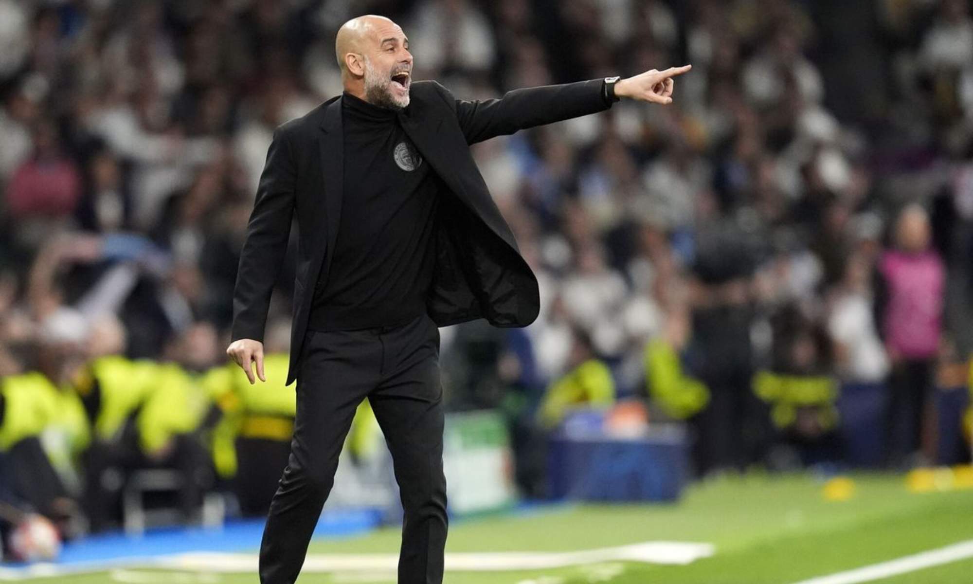 Pep Guardiola, en la banda del Santiago Bernabéu dando indicaciones a sus jugadores. Pep Guardiola, en la banda del Santiago Bernabéu dando indicaciones a sus jugadores.